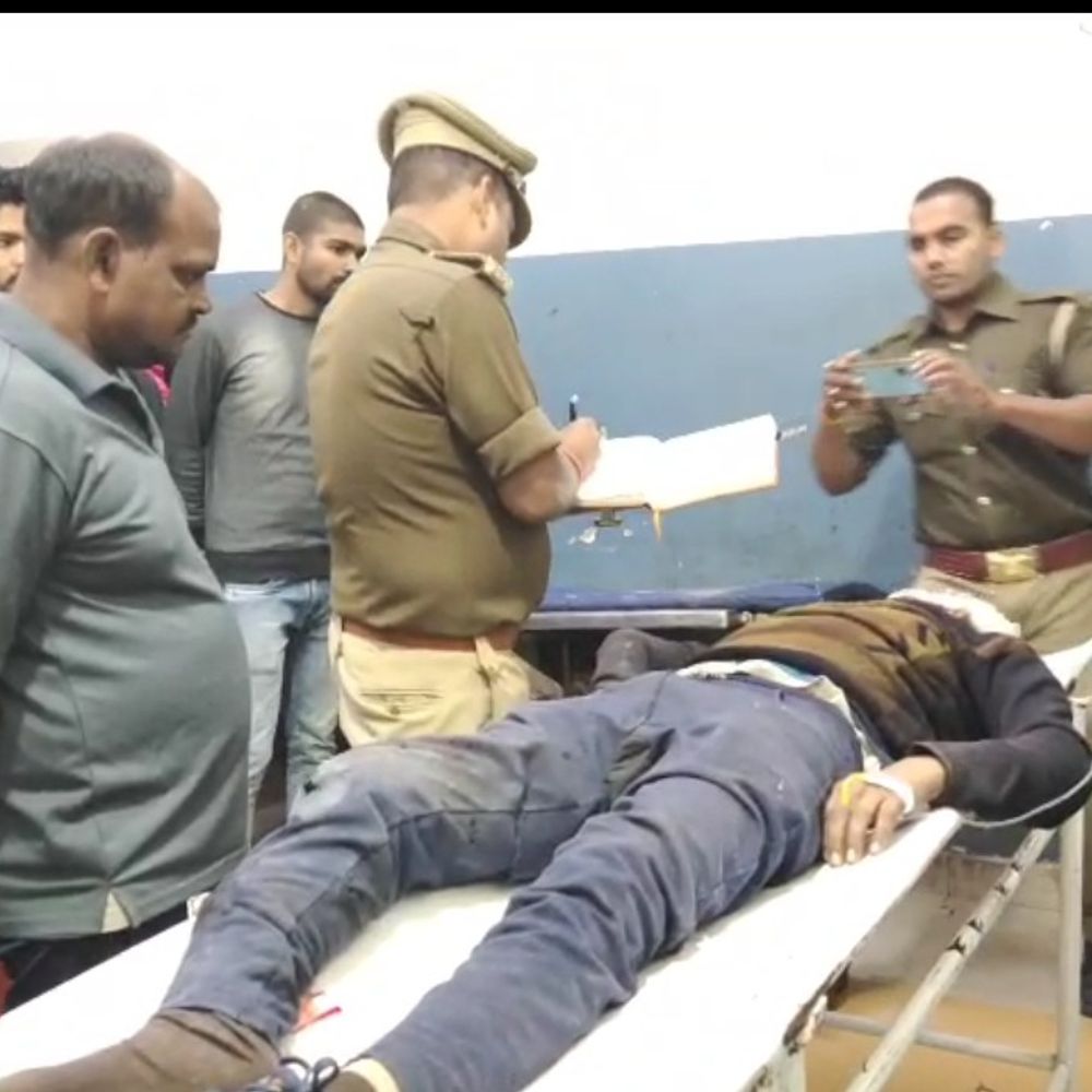 कार की टक्कर से बाइक सवार घायल:बांदा में घर से दूध लेने के लिए निकला था, जिला अस्पताल से ट्रामा सेंटर रेफर