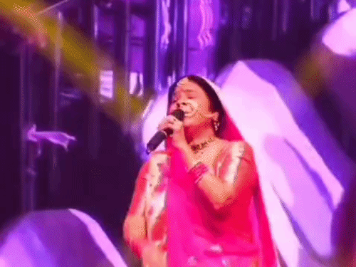 मालिनी अवस्थी के गानो पर झूमें फैंस, देखें VIDEO:'रेलिया बैरन पिया को लिए जाए रे' गीत की फरमाइश, गूंजे गोरक्षनाथ-जय श्री राम के नारे