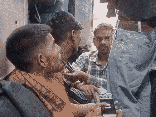 त्योहार के बाद भी ट्रेन में नहीं कम हुई भीड़:दरवाजे पर लटक कर यात्रा कर रहे यात्री, नीचे बैठने-लटकने से रेलवे प्रशासन कर रही मना