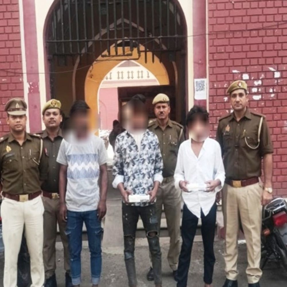 लखनऊ में महिलाओं के पर्स लूटने वाले तीन गिरफ्तार:बदमाशों के पास से स्कूटी, तमंचा और नकदी बरामद, झपट्टा मारकर हो जाते थे गायब