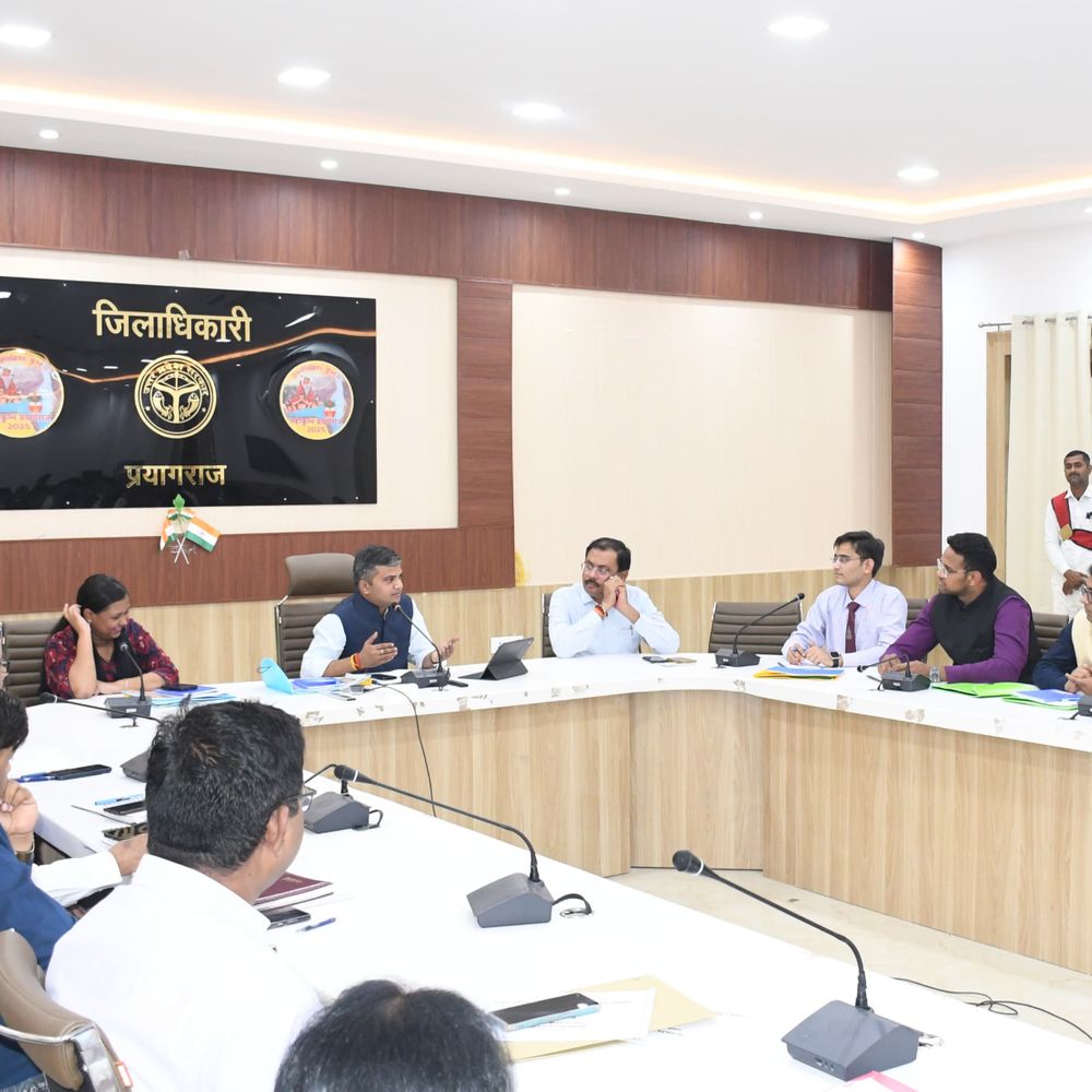 जिलाधिकारी ने प्रशिक्षु IAS अधिकारियों के साथ की बैठक:मसूरी से आए 12 प्रशिक्षु IAS, विकास योजनाओं की दी जानकारी