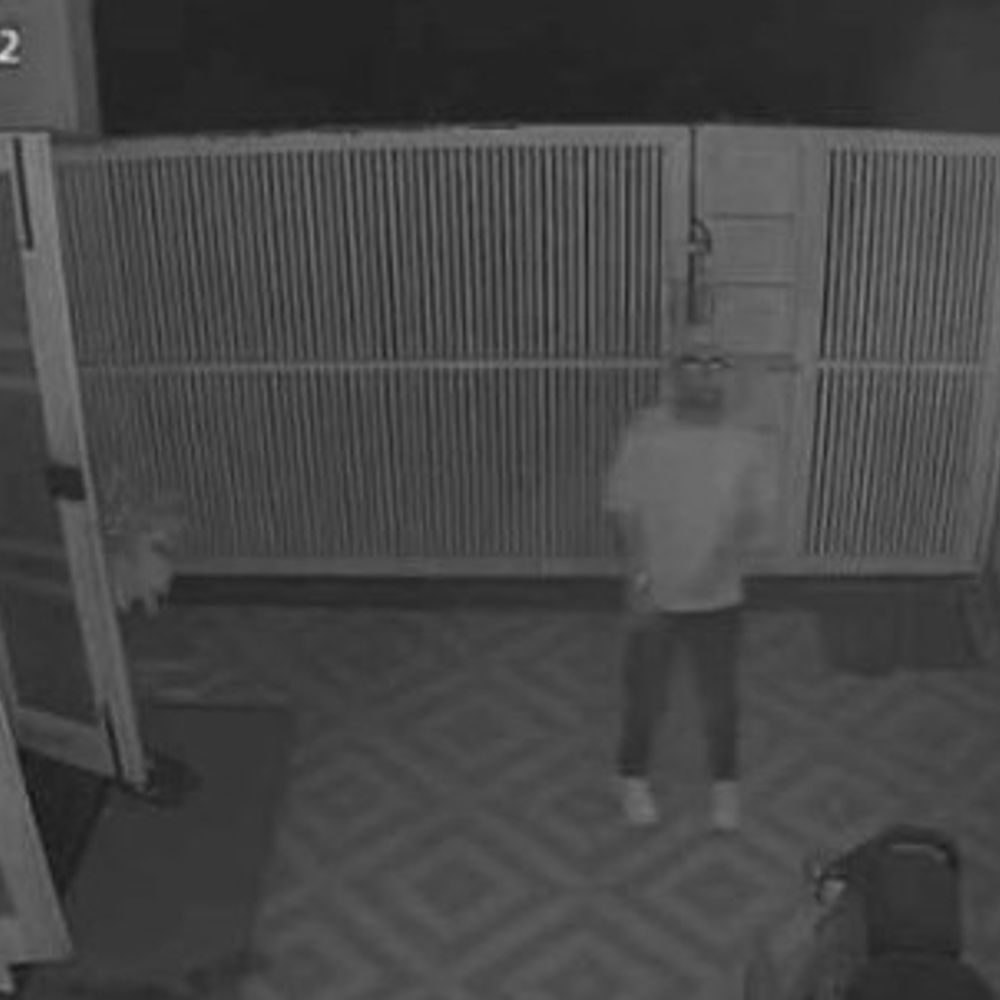 लखनऊ में खिड़की की ग्रील काटकर घर में घुसा चोर:सीसीटीवी अलर्ट से मकान मालिक ने पड़ोसियों को दी सूचना, पांच दिन बाद भी दर्ज नहीं हुआ केस