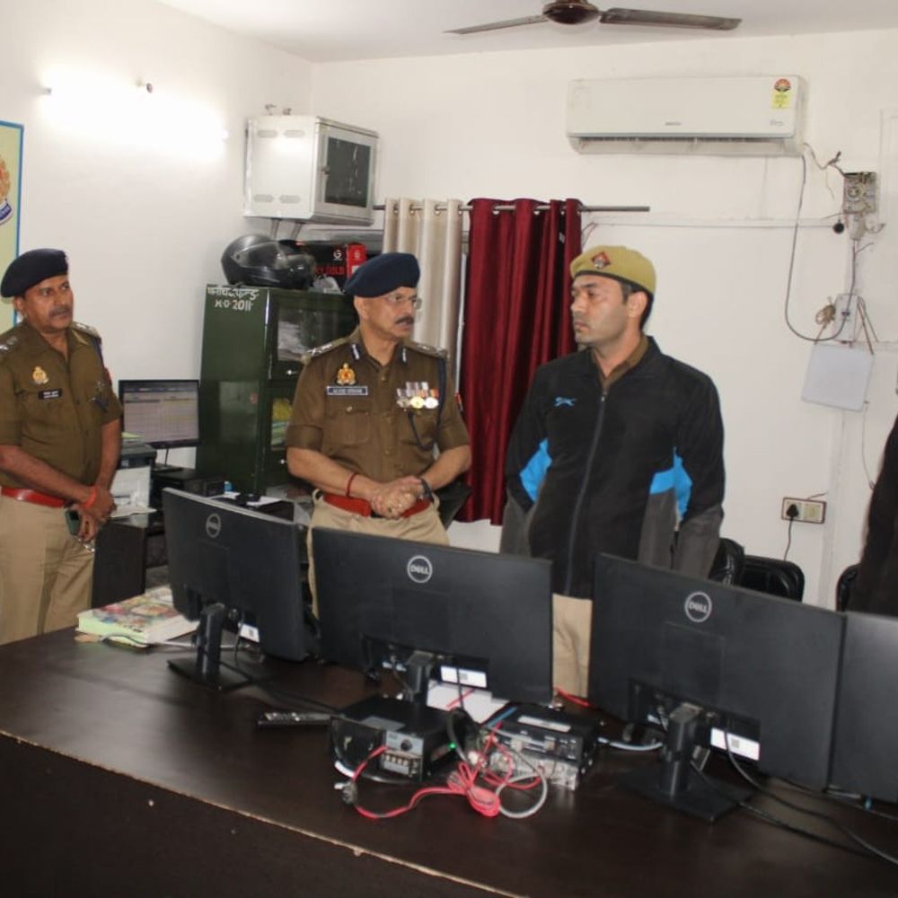 रेलवे पार्किंग में कई दिनों से खड़े वाहन हटाए जाएंगे:दिल्ली धमाके के बाद देर रात कन्नौज पहुंचे एडीजी, रेलवे स्टेशन और बस अड्डे पर सुरक्षा बढ़ाने के निर्देश