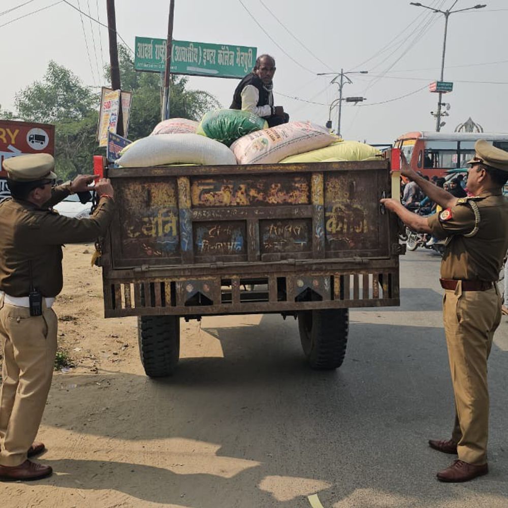 मैनपुरी में 445 वाहनों के चालान, 4.65 लाख रुपये जुर्माना:यातायात माह के तहत विशेष अभियान में 16 हजार समन शुल्क भी