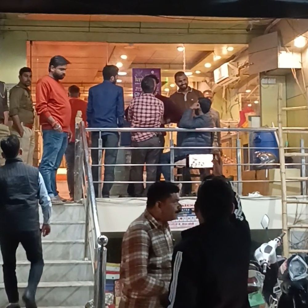 झांसी में जेवर कोठी शोरूम पर जीएसटी का छापा:तीन साल से टैक्स में हेराफेरी कर रही थी फर्म, टर्नओवर था 335 करोड़ और जमा किए थे 19,500