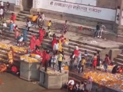 वाराणसी में लोटा-भंटा मेले का VIDEO:प्रभु राम ने यहां बाटी-चोखा बनाया था; आज हजारों श्रद्धालुओं की जुटी भीड़