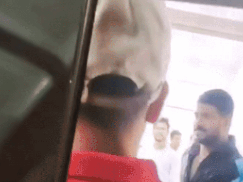 BHU अस्पताल में स्टूडेंट को बाउंसर ने मारा:अस्पताल में छात्रों ने किया हंगामा, सुरक्षाकर्मियों से हुई धक्का-मुक्की