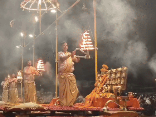 दिल्ली ब्लास्ट में मृतकों को दी गई श्रद्धांजलि;VIDEO:गंगा आरती में अर्चकों ने किया शांति पाठ, श्रद्धालुओं ने 2 मिनट का रखा मौन