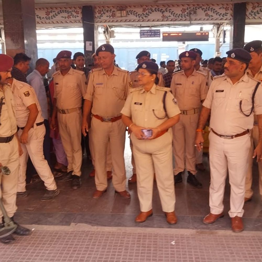 दिल्ली ब्लास्ट के बाद प्रशासन एक्टिव मोड में:मुजफ्फरपुर रेलवे जोन हाई अलर्ट पर, लांग रूट की ट्रेन और नेपाल बॉर्डर पर कड़ी निगरानी