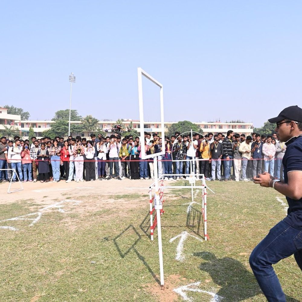 MUIT लखनऊ में ग्रैंड बॉट फिएस्टा 2025 शुरू:देशभर से 300 से अधिक प्रतिभागियों ने तकनीकी इनोवेशन दिखाए