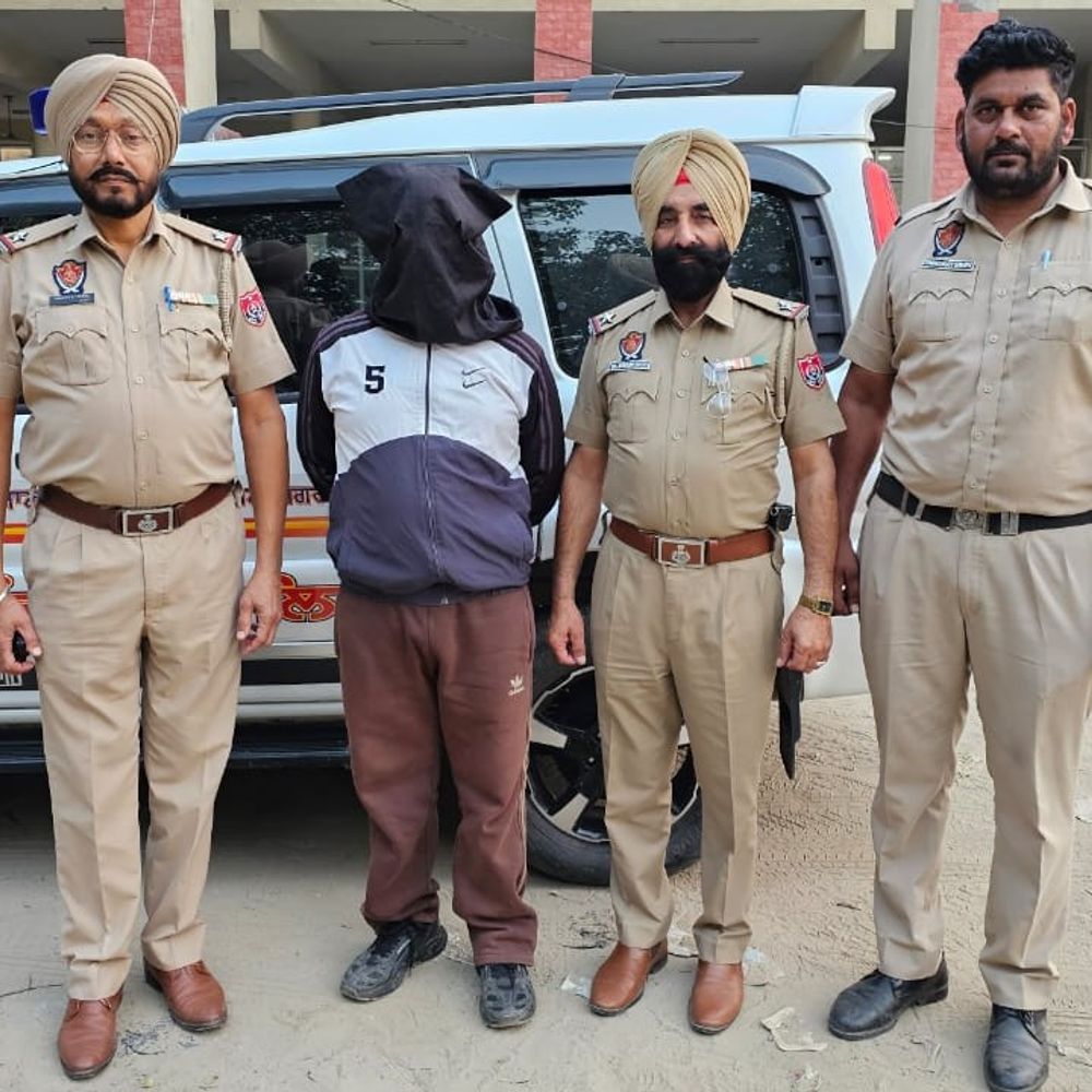 जगराओं में शराब तस्करी का भंडाफोड़:  दो कारों से 300 बोतल शराब बरामद, एक तस्कर गिरफ्तार, दूसरा फरार – Jagraon News