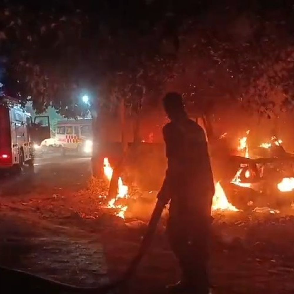 मैनपुरी जिला अस्पताल में एम्बुलेंस में लगी आग:फायर ब्रिगेड ने पाया काबू, एक गाड़ी जलकर राख