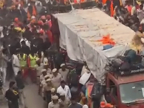 हरियाणा में धीरेंद्र शास्त्री की पदयात्रा का चौथा दिन:दिल्ली ब्लास्ट के बाद सुरक्षा बढ़ाई; बागेश्वरधाम पीठाधीश्वर को देखने चढ़े लोगों के वजन से छज्जा टूटा