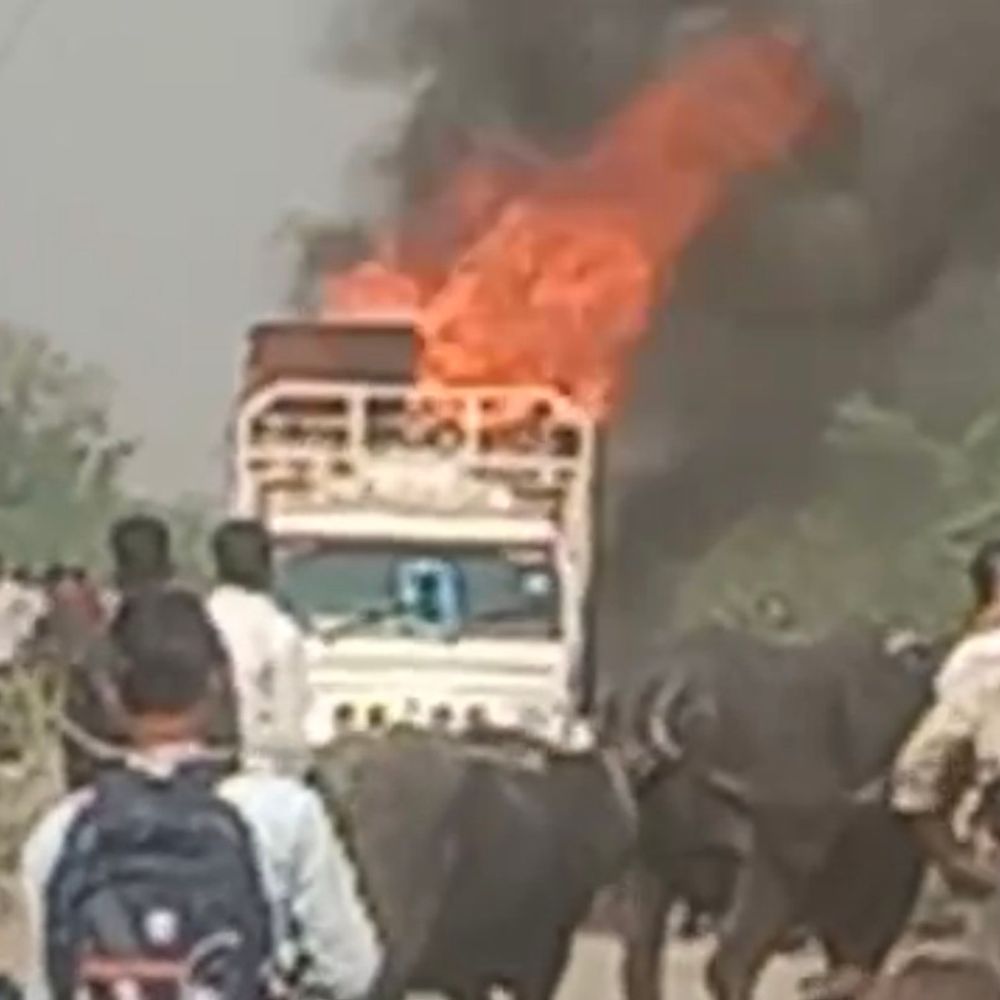 हमीरपुर में चलते पिकअप में लगी आग:कोर्ट लिपिक के गृहस्थी का सामान जला, जांच जारी