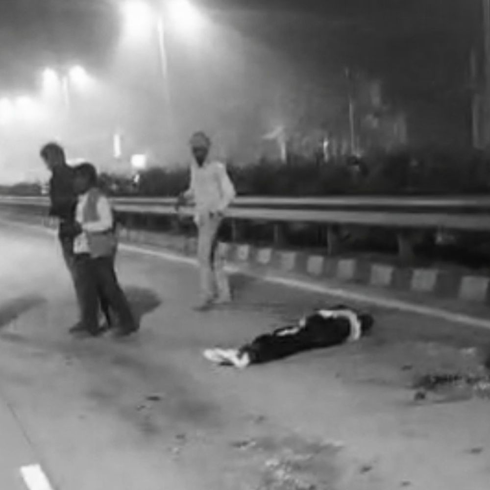 कन्नौज में सड़क हादसे में चाचा की मौत, भतीजा घायल:भतीजी के शादी कार्ड देकर लौट रहे थे, हाइवे पर ट्रक ने बाइक में मारी टक्कर