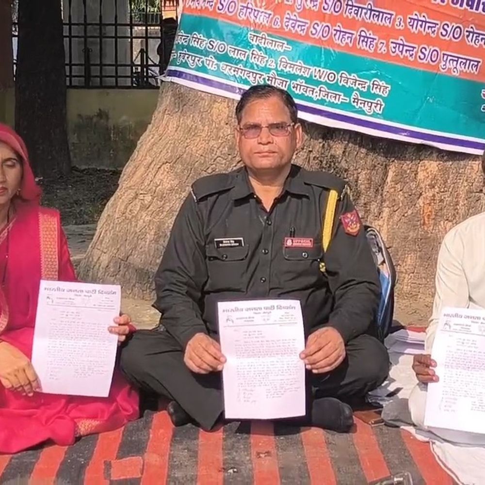 पूर्व सैनिक दंपती धरने पर बैठे:जमीन पर कब्जे के विरोध में कर रहे प्रदर्शन, भू-माफियाओं और अधिकारियों पर मिलीभगत का लगाया आरोप