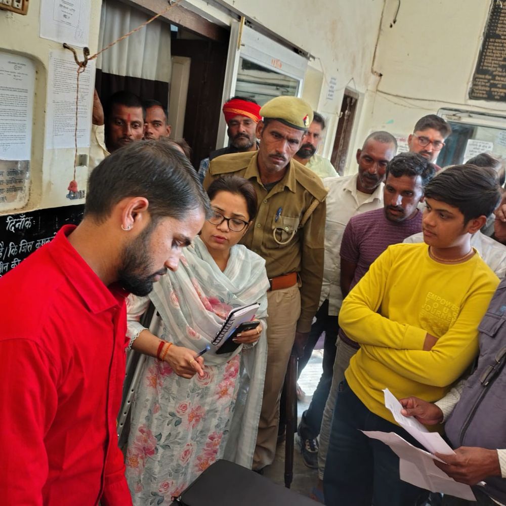 एसडीएम ने सीएससी ऑपरेटर को रंगे हाथ पकड़ा:किसानों से अधिक शुल्क वसूलने का आरोप, लाइसेंस निरस्त करने के आदेश दिए