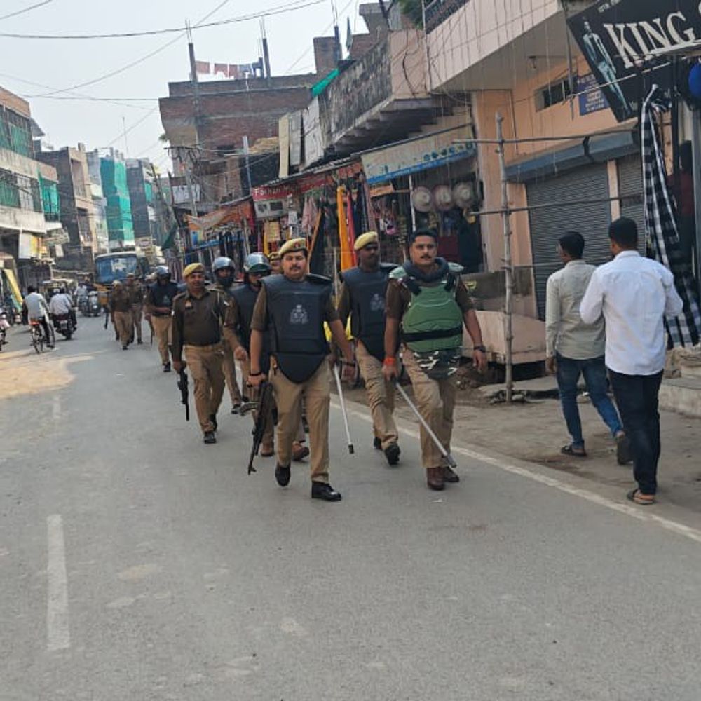 भदोही पुलिस अलर्ट:संवेदनशील स्थलों पर फ्लैग मार्च, होटलों और संदिग्ध गाड़ियों की चेकिंग