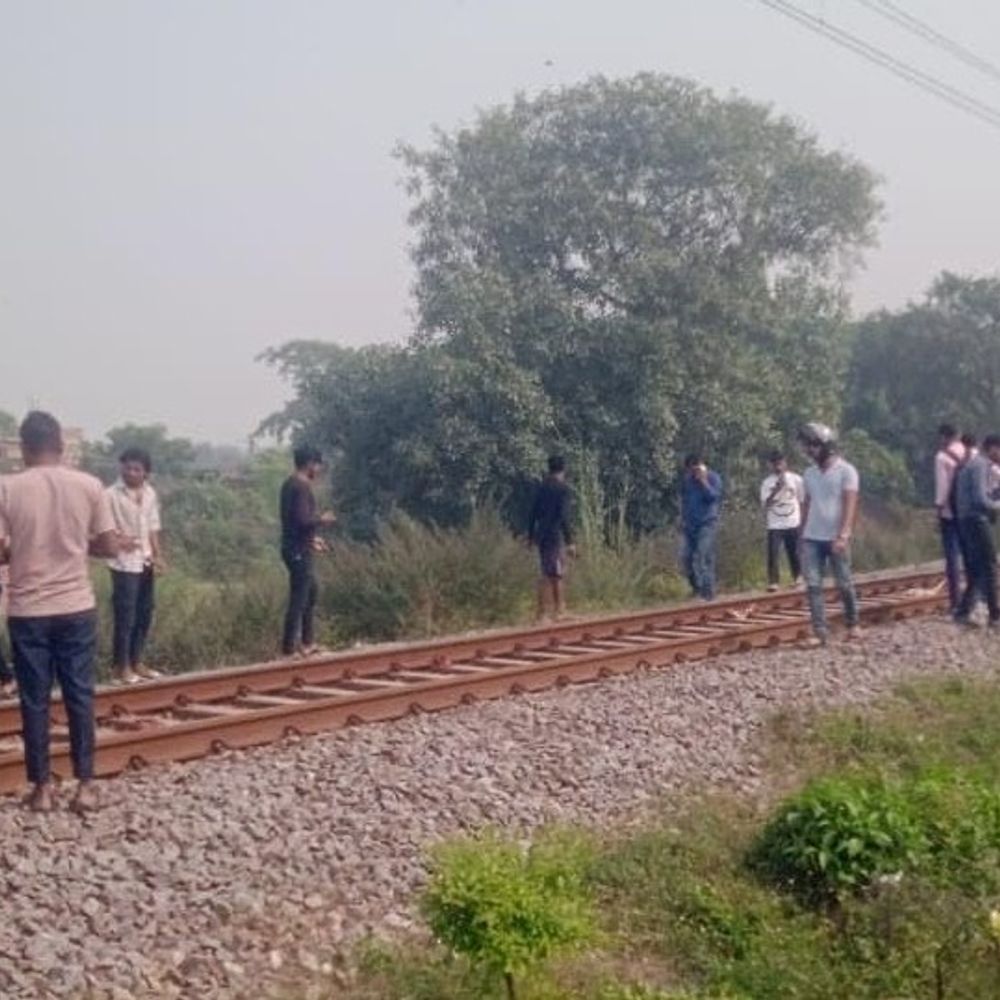 भदोही में 60 वर्षीय वृद्ध ने ट्रेन से कटकर जान:आधार कार्ड से हुई पहचान, पुलिस ने शव पोस्टमार्टम को भेजा