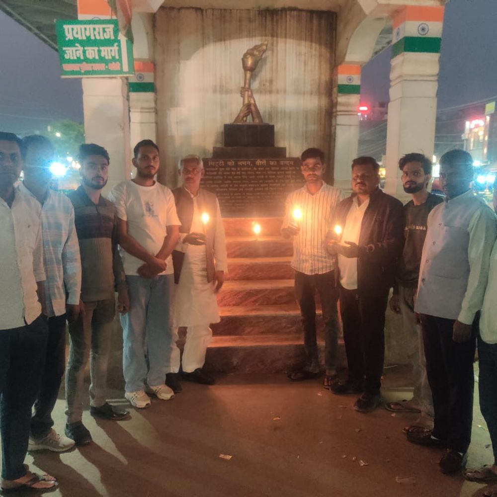 भदोही में कांग्रेस ने निकाला कैंडल मार्च:दिल्ली हादसे के पीड़ितों को श्रद्धांजलि दी, सरकार से जवाब मांगा