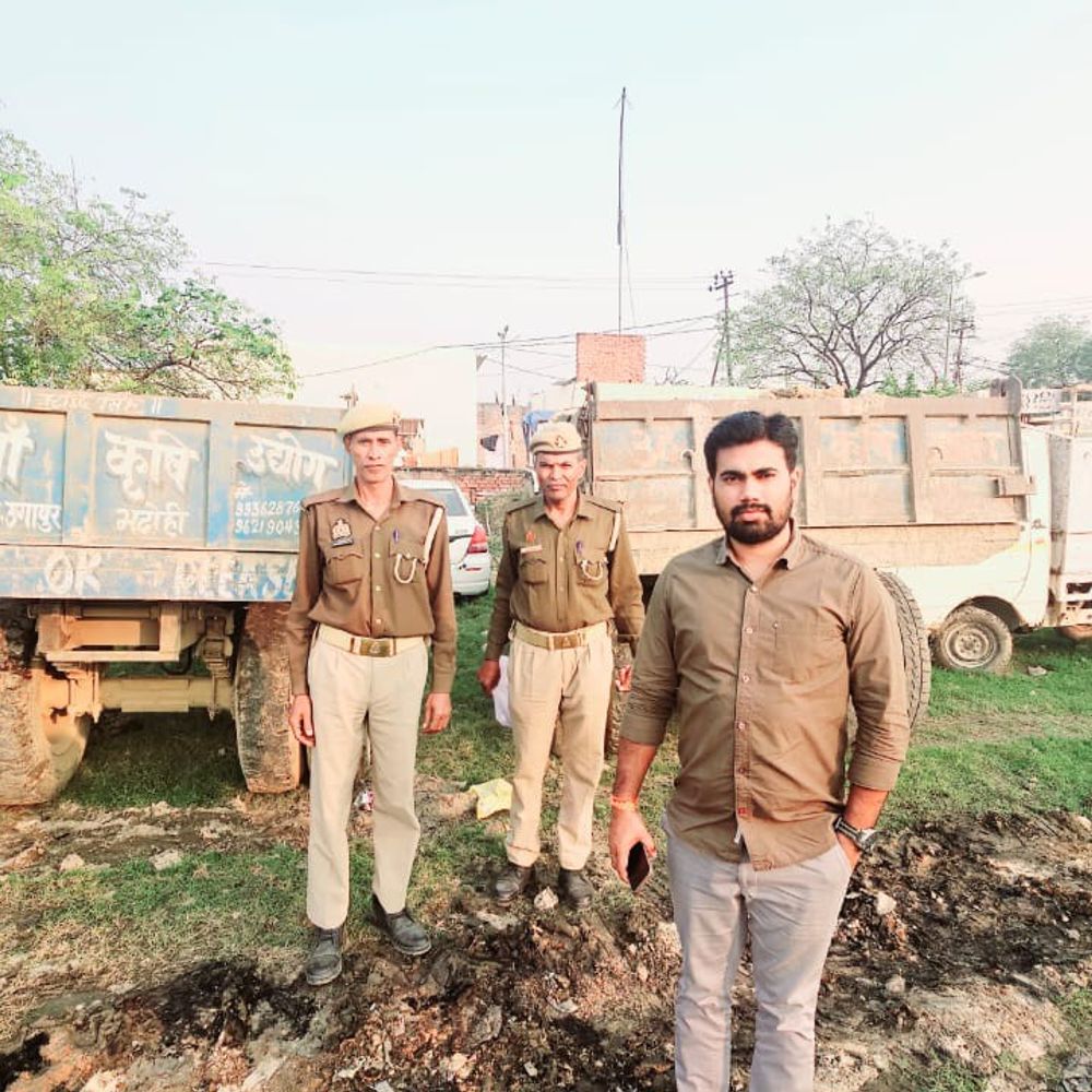 भदोही में अवैध खनन पर कार्रवाई:दो ट्रैक्टर-एक लोडर सीज, पुलिस चौकी में रखे गए
