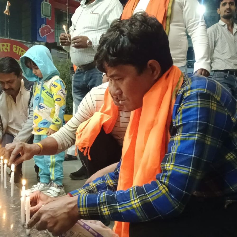 हिंदू युवा वाहिनी ने निकाला कैंडल मार्च:दिल्ली हमले का विरोध, संगठन मंत्री ने संदिग्ध मदरसों की जांच की मांग की