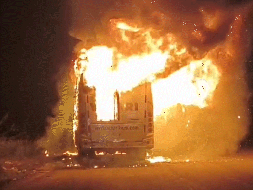 तेलंगाना के NH-65 पर चलती बस में आग लगी:ड्राइवर की सूझबूझ से सभी 29 यात्री बाल-बाल बचे, आग लगने के कारणों की जांच जारी