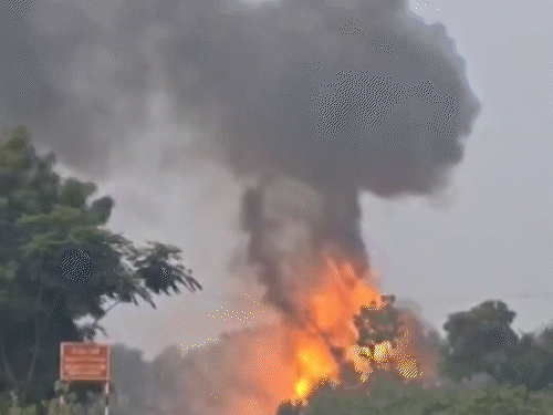 तमिलनाडु में LPG सिलेंडर से भरे ट्रक में आग लगी:एक-एक कर फटे सिलेंडर; मोड़ पर बैलेंस बिगड़ने से पलटा ट्रक, ड्राइवर घायल