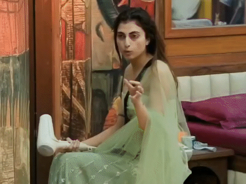 BB 19, मिड वीक एलिमिनेशन में मृदुल हुए बेघर?:फरहाना भट्ट की भविष्यवाणी हुई सच, यूट्यूबर के फैंस भड़के, कहा- अमाल को ट्रॉफी दे दो