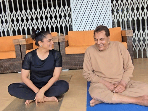 धर्मेंद्र के साथ एक्ट्रेस एकता ने शेयर किया फिटनेस वीडियो:एक्टर के साथ योग करते आईं नजर, खली-बली में साथ काम कर चुकी हैं