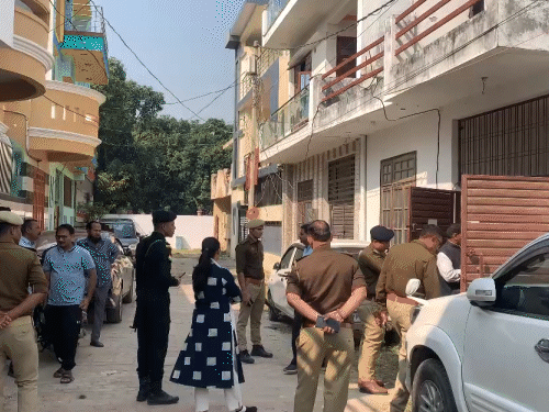 डॉक्टर के घर ATS और JK पुलिस ने छापा मारा:लखनऊ में 3 घंटे ली सघन तलाशी, अहम दस्तावेज मिले; दिल्ली ब्लास्ट से जुड़ सकते हैं तार