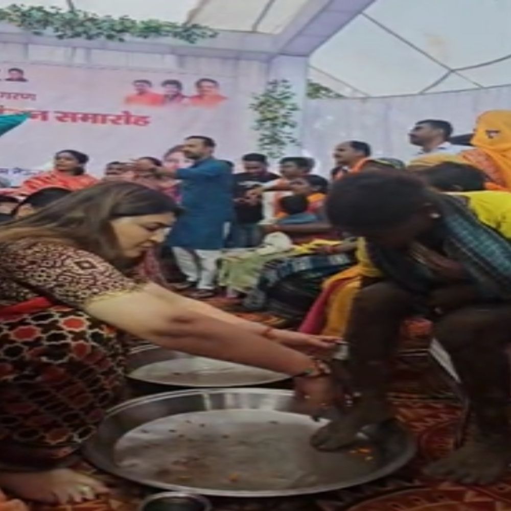 कवर्धा में 115 लोगों ने की घर वापसी:  BJP विधायक ने सभी का पैर पखारकर स्वागत किया,बोलीं-कुछ लोग प्रलोभन देकर आदिवासी समाज को गुमराह रहे – kabirdham News