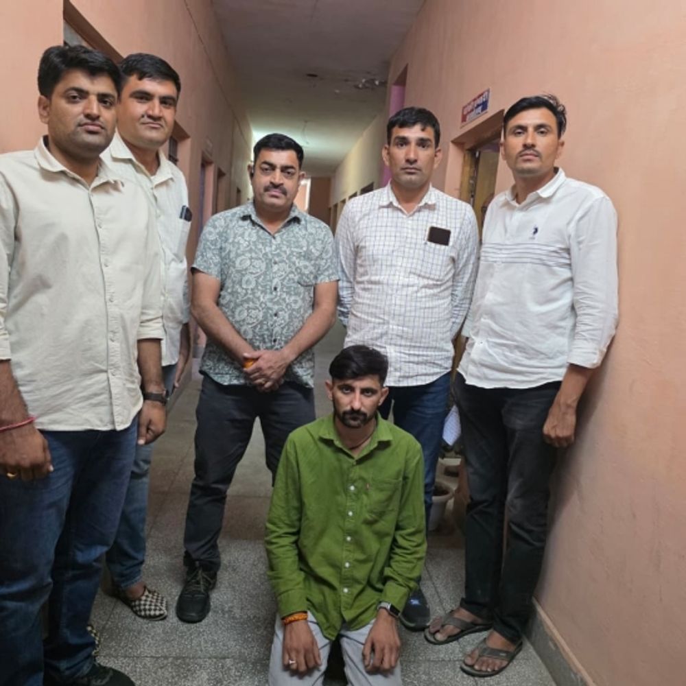गर्लफ्रेंड की सूचना पर शातिर तस्कर सर्विस सेंटर से गिरफ्तार:  50-हजार रुपए इनामी के आरोपी पर 8–10 मामले दर्ज, कई राज्यों में वांटेड – Barmer News