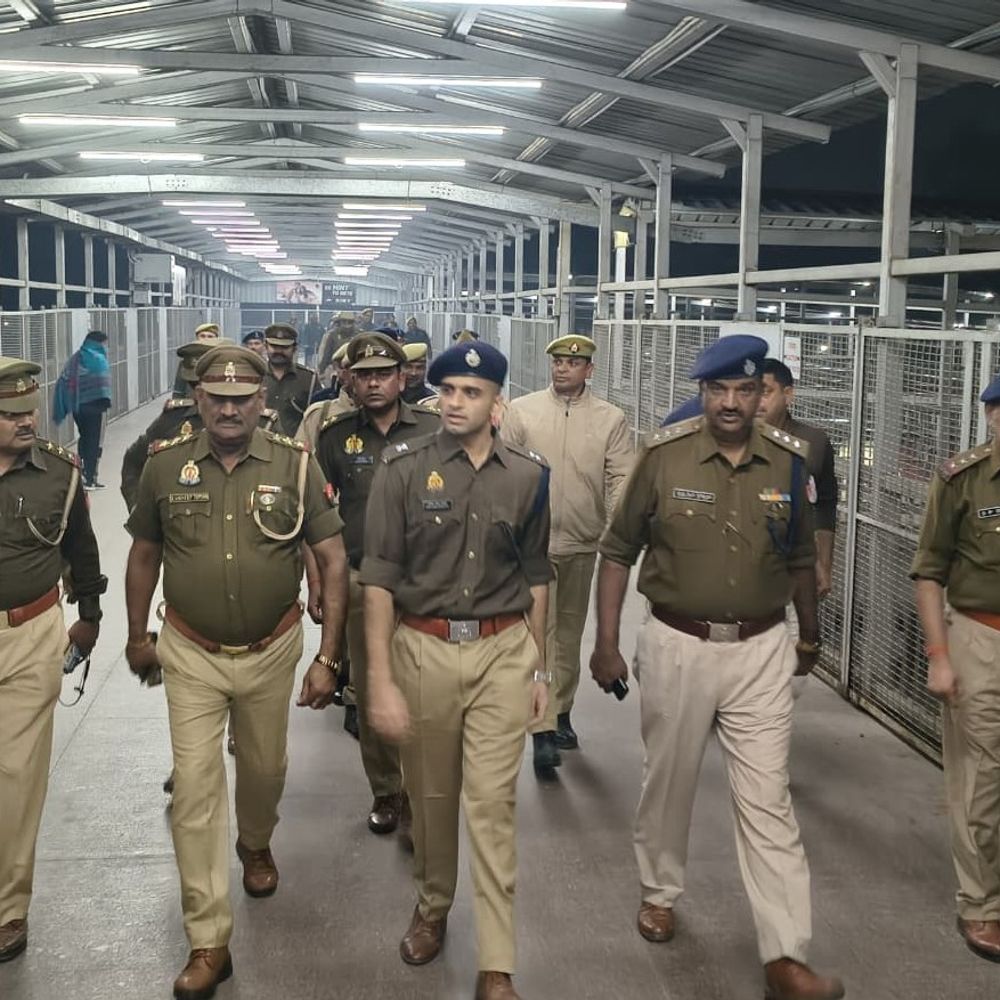 दिल्ली ब्लास्ट के बाद अलीगढ़ में हाई एलर्ट:SP सिटी ने जांची रेलवे स्टेशन की सुरक्षा, RPF-GRP के साथ जांच में जुटी रही सिविल पुलिस