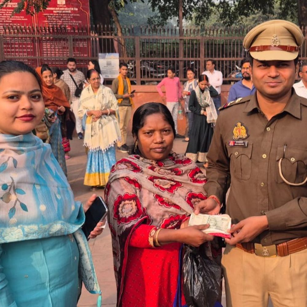 ताजमहल पर खोया पर्स, 25 मिनट में ढूंढा:  कोलकाता की महिला पर्यटक का पश्चिमी एंट्री पर गिर गया था पर्स – Agra News