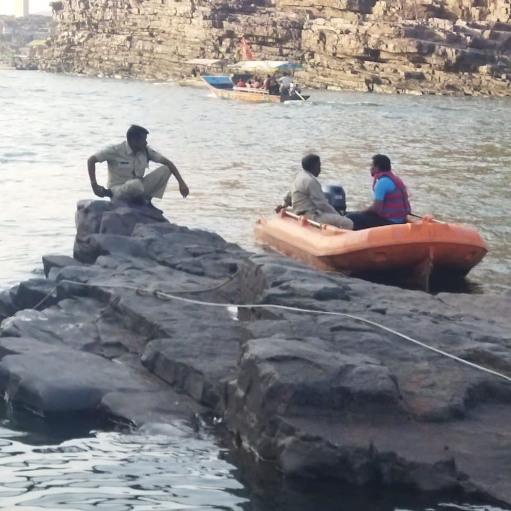 मथुरा से आए दो दोस्त नर्मदा में डूबे:ओंकारेश्वर घूमने आए थे; एक का पैर फिसला तो दूसरा बचाने कूदा, 9 घंटे बाद भी नहीं मिला सुराग