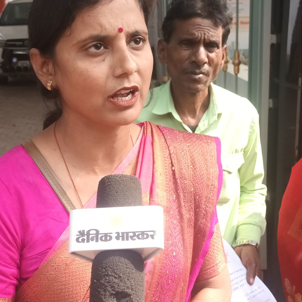 जौनपुर के रामदासपुर नेवादा में पेयजल संकट:लोगों ने जिलाधिकारी से बोरिंग लगाने की मांग की