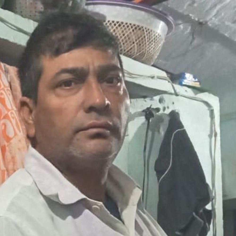 झांसी में ऑफिस जाते वक्त MES कर्मी की मौत:बेटा बोला-पापा चाय पीकर जूते पहन रहे थे, अचानक चक्कर आने लगे