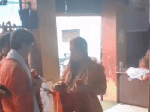 काशी में इटली जोड़े ने हिंदू रीति से रचाई शादी:दुल्हन ने 7 जन्मों तक साथ रहने का किया वादा, बोले- सनातन धर्म से है प्रेम