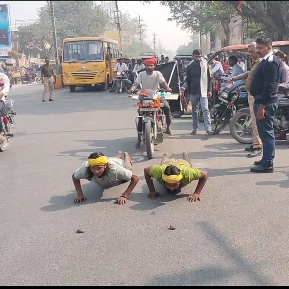 प्रेमानंद महाराज के दर्शन को 3 युवा दंडवत यात्रा पर:88 दिन में एटा पहुंचे, 6 किमी प्रतिदिन का लक्ष्य, लखनऊ से वृंदावन