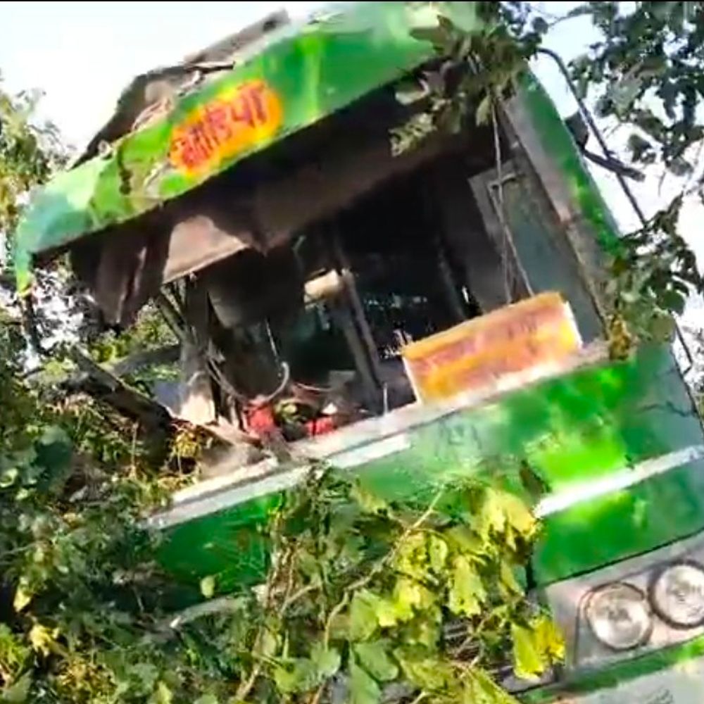 रायबरेली में रोडवेज बस खाई में गिरी, 7 लोग घायल:ग्रामीणों ने निकाला बाहर, चालक की हालत गंभीर