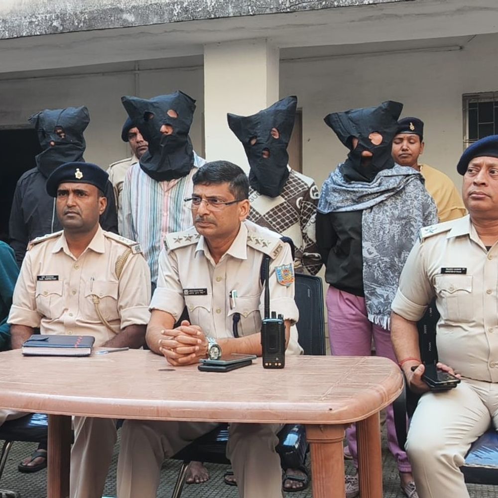 देवघर पुलिस ने लूटकांड का किया खुलासा, चार गिरफ्तार:  महिला साथी ने रुकवाई थी गाड़ी, तीनों लूटे गए मोबाइल बरामद – Deoghar News