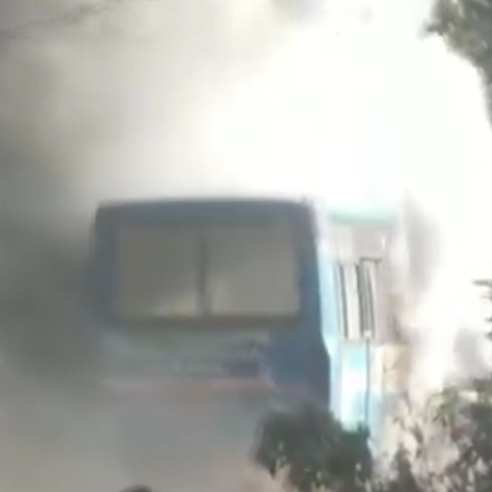 मंडी में HRTC बस में उठा धुआं, यात्रियों में हड़कंप:  बलद्बाड़ा से सुंदरनगर जा रही; बस के टर्बो में आई खराबी, सवारी सुरक्षित – Mandi (Himachal Pradesh) News