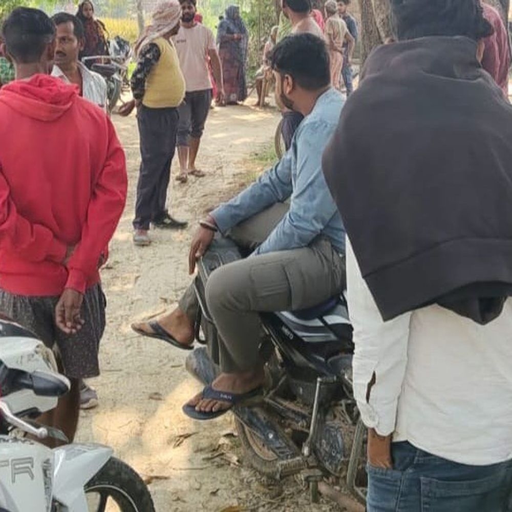 सोनभद्र में बेटे ने पिता को कुल्हाड़ी से काट डाला:हत्याकांड में पत्नी ने भी दिया साथ, जमीन बंटवारे को लेकर हुआ था विवाद