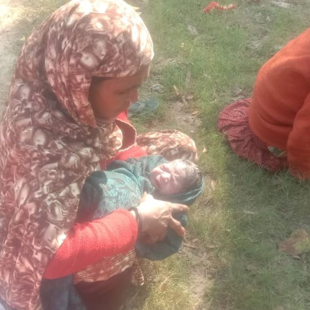 रायबरेली में सड़क पर महिला की डिलीवरी, VIDEO:एक घंटे इंतजार के बाद भी नहीं आई एंबुलेंस, ऑटो से लेकर जा रहा था परिवार