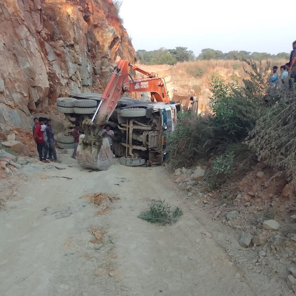जमशेदपुर में पत्थर खदान में हाइवा पलटा, दो की मौत:  पोटका के सरमंदा में खनन के दौरान हुआ हादसा – Jamshedpur (East Singhbhum) News