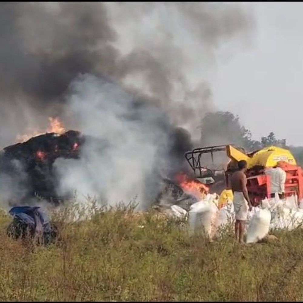 लातेहार में थ्रेसर मशीन में लगी आग, ट्रैक्टर-धान राख:  3 लाख रुपए के नुकसान का अनुमान, आग लगने की वजह स्पष्ट नहीं – latehar News