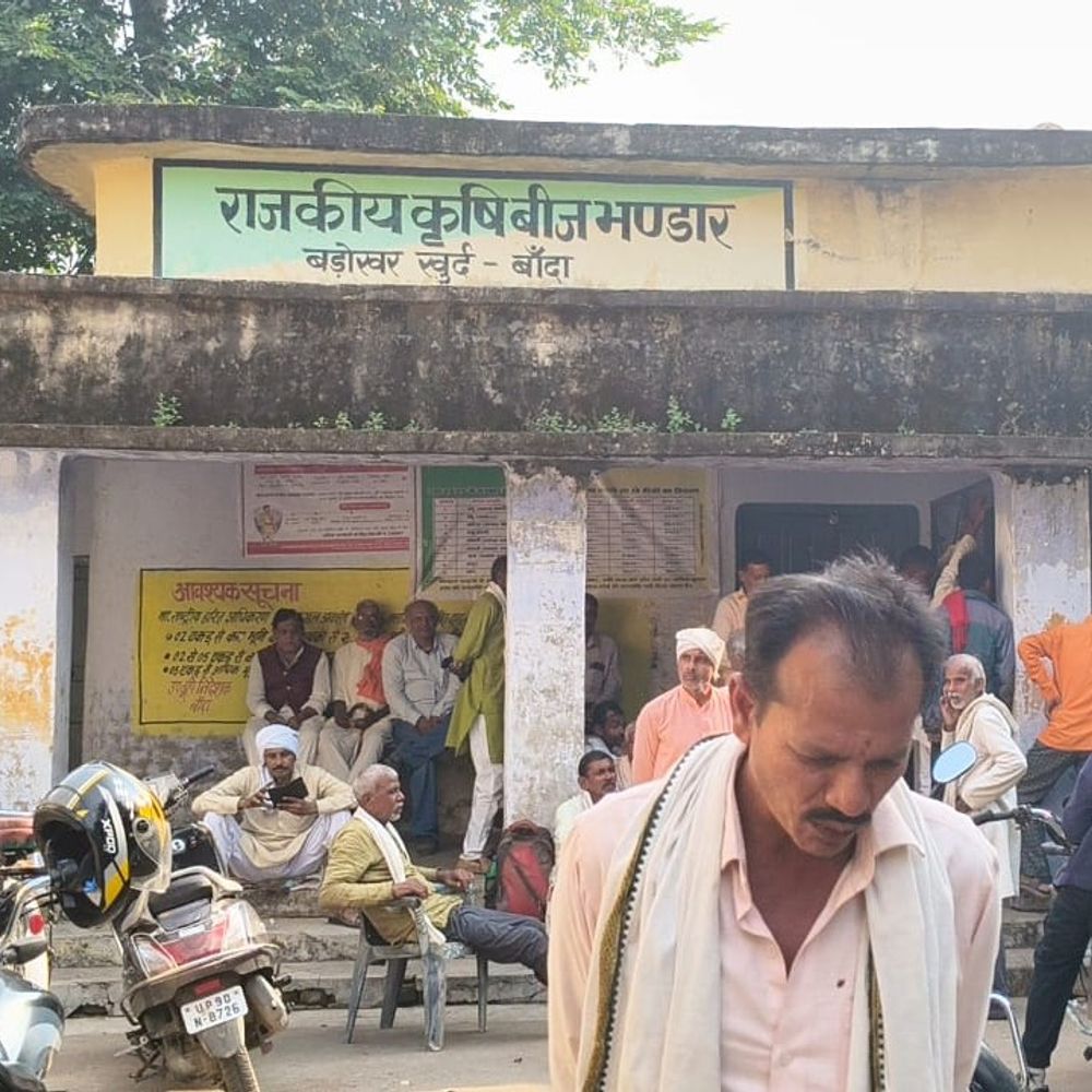 किसान से 12 हजार रुपये की धोखाधड़ी का आरोप:सरकारी बीज भंडार के क्लर्क पर गेहूं बीज न देने का आरोप, DM से शिकायत