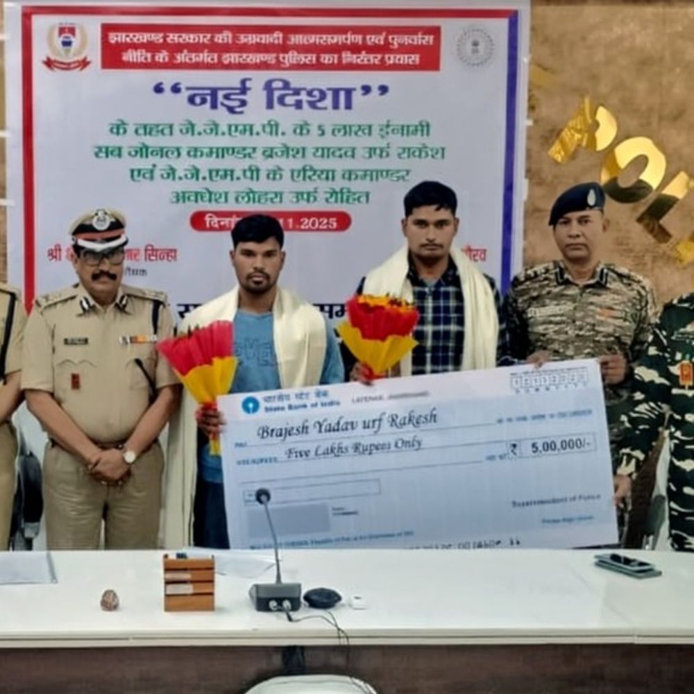 लातेहार में जेजेएमपी के दो उग्रवादियों का आत्मसमर्पण:  5 लाख के इनामी सब-जोनल कमांडर ने किया सरेंडर, एरिया कमांडर ने भी छोड़ा हथियार – latehar News