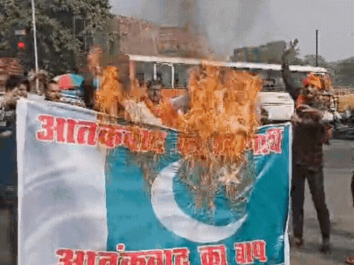 आगरा में हिंदूवादियों ने फूंका पाकिस्तान का पुतला:ब्लास्ट के विरोध में किया प्रदर्शन, आतंकियों को फांसी देने की मांग